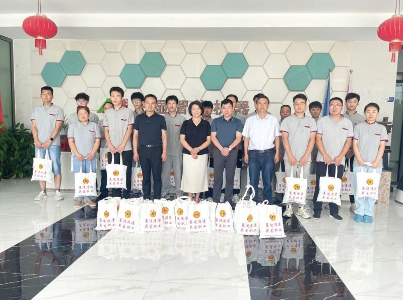 夏日送清涼，關懷沁人心——安巢經開區總工會赴中顯夏送清涼，關愛職工